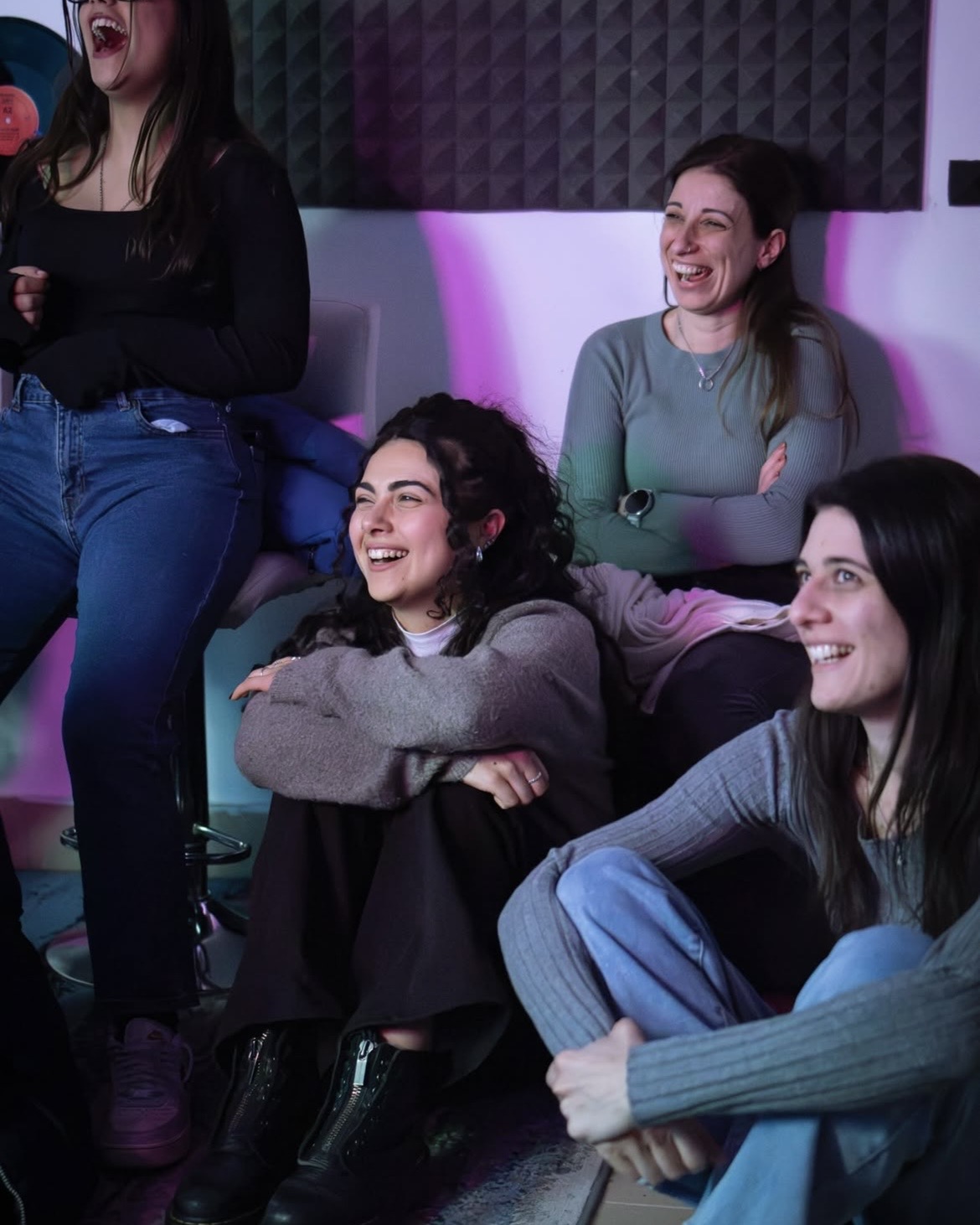 Un momento di ascolto e condivisione tra i partecipanti in studio.