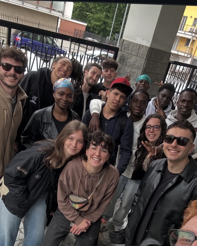 Foto di gruppo all’esterno dello studio al termine di un percorso musicale condiviso.